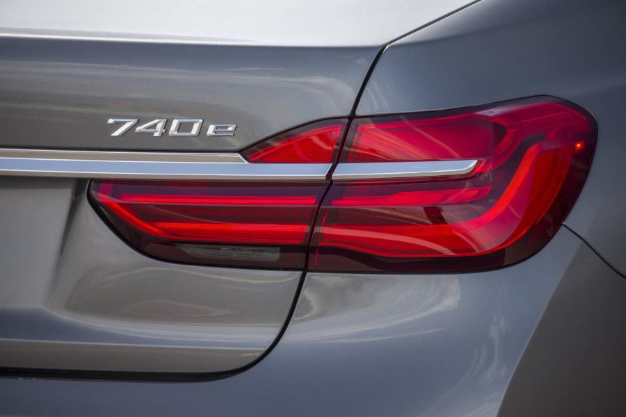 Логотип BMW 740e iPerformance (G11) 2018 года  (NA) (фото 38 из 40)